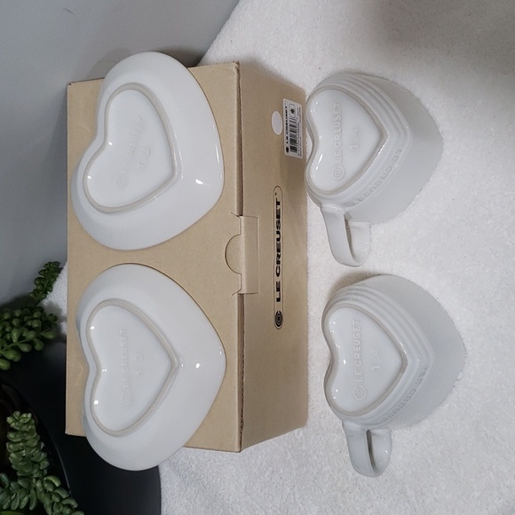 Set of 2 White Heart Mugs & Saucers  Plus Matching Salt & Pepper Le Creuset NEW - Picture 3 of 8